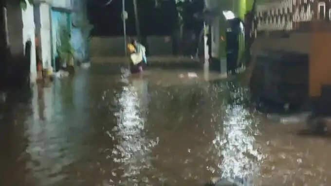 வெள்ளத்தில் மிதக்கும் மதுரை மாநகரம்.. அரசின் தோல்வியே காரணம் - ராமதாஸ் கண்டனம்..!!