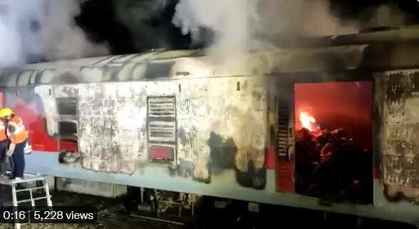 நள்ளிரவில்  ரயிலில் திடீர் தீ விபத்து.. அலறி அடித்து ஓடிய பயணிகள்.. தெலங்கானாவில் பதற்றம்..