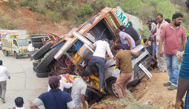 road-accident-in-kadapa-district-four-dead-with-lorry-hits-car