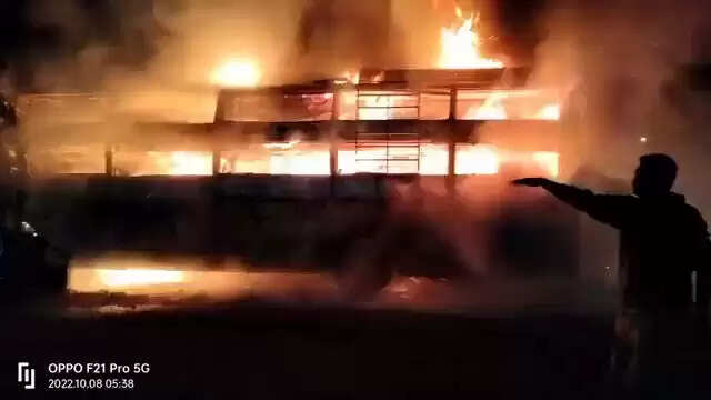 லாரி - பேருந்து மோதி விபத்து : 12 பேர் பரிதாப பலி..