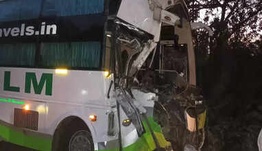 விபத்தில் சிக்கிய அரசுப் பேருந்து மீது மோதிய தனியார் பேருந்து