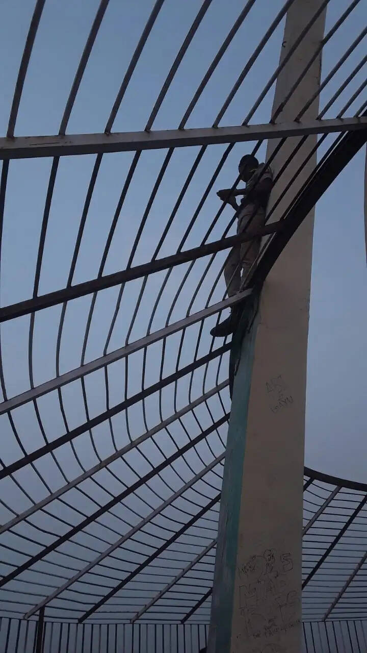 அண்ணாநகர் டவர் மீது ஏறி தற்கொலைக்கு முயன்ற காவலர்..!! கமிஷ்னர் உடனே வர வேண்டும் என அடம்பிடித்ததால் பரபரப்பு..