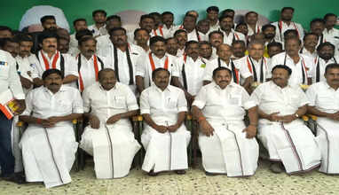 அதிமுகவில் இணைந்தார் ஓபிஎஸ் ஆதரவாளர் தர்மர் எம்.பி.