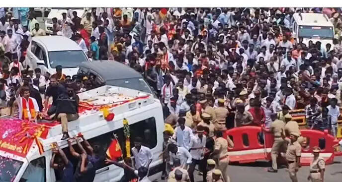 நெல்லையில் விஜய் ரோடு ஷோவில் தள்ளுமுள்ளு- பரபரப்பு வீடியோ