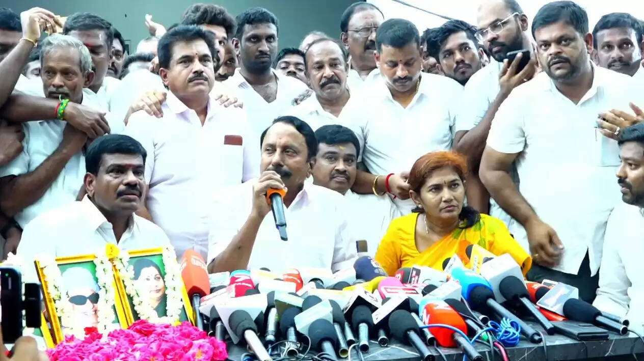 ஜெயலலிதாவால் நீக்கப்பட்டவர் இபிஎஸ் - செங்கோட்டையன் அதிரடி..!