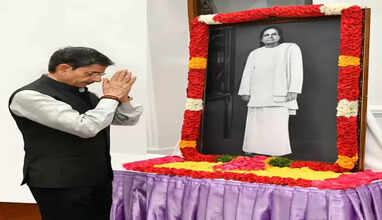  தேவர் ஜெயந்தி : தமிழக ஆளுநர் ஆர்.என்.ரவி மலர்த்தூவி  மரியாதை... 