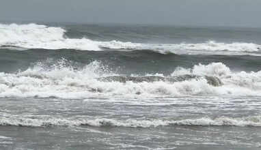 மணிக்கு 150கி.மீ வேகத்தில் கரையைக் கடக்க தொடங்கிய பிபோர்ஜாய் புயல்..  