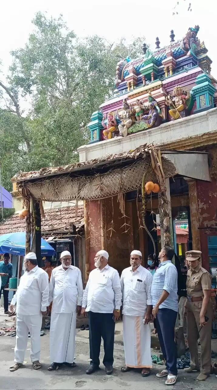 கோட்டை ஈஸ்வரன் கோயிலுக்கு வந்த ஜமாத் நிர்வாகிகள்.. கைக்கூப்பி வரவேற்ற அர்ச்சகர்கள்..