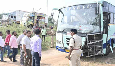 8 dead as bus collides with auto-rickshaw in Andhra Pradesh