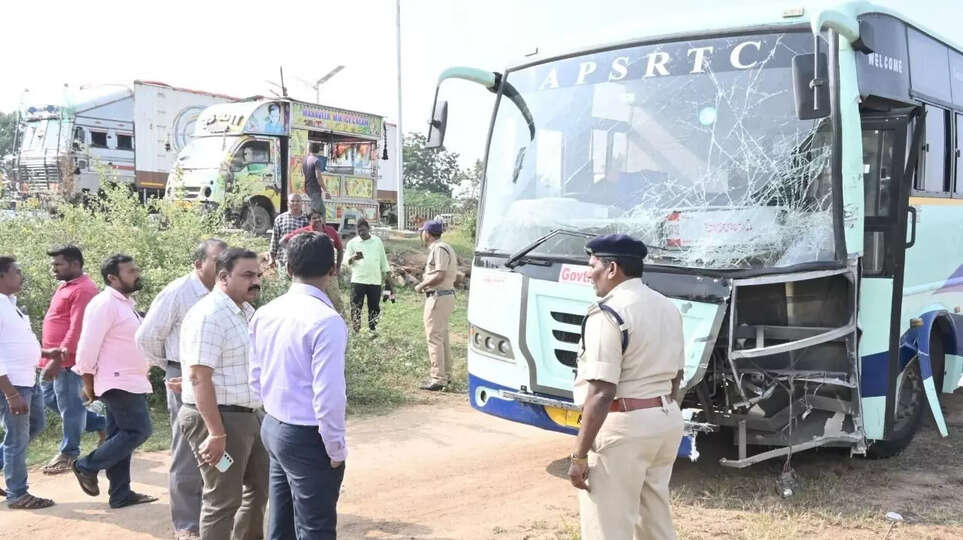 8 dead as bus collides with auto-rickshaw in Andhra Pradesh