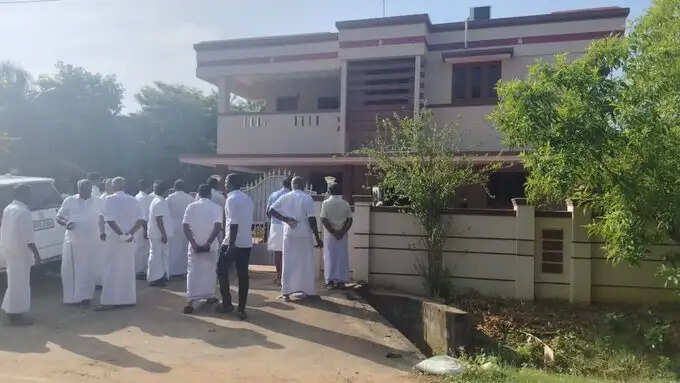 ஒரே முகவரியில் 6 நிறுவனங்கள்.. வைத்திலிங்கத்தின் அசோக் நகர் அலுவலத்தில் 3 காத்திருந்து அதிகாரிகள் ரெய்டு...