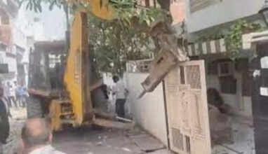 புல்டோசர் மூலம் இடிக்கப்படும் வீடு