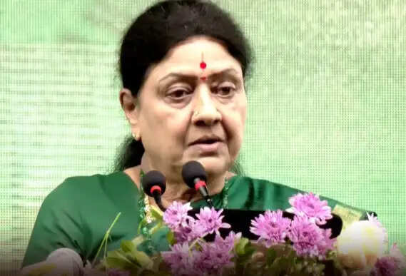 “இபிஎஸ் நல்லவர் அல்ல! சிறையில் தினமும் எனக்கு நெருக்கடி கொடுத்தார்”- சசிகலா