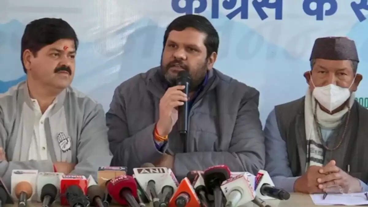 கவுரவ் வல்லப் (நடுவில்)