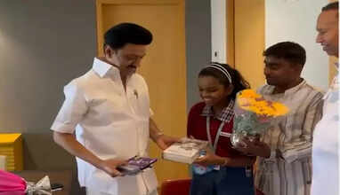 Mumbai School Student Pranushka met CM