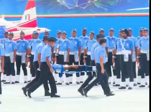 விமானப்படை அணிவகுப்பு நிகழ்வின்போது மயங்கிய வீரர்கள்.. ஸ்ட்ரெச்சரில் தூக்கிச் சென்ற சக வீரர்கள்..!