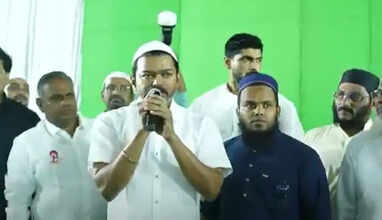   என்னுடைய அன்பான அழைப்பை ஏற்று இஸ்லாமிய மக்கள் இஃப்தார் நோன்பு நிகழ்ச்சியில் கலந்து கொண்டது மகிழ்ச்சியளிப்பதாக தவெக தலைவர் விஜய் கூறினார்.   தமிழக வெற்றி கழகத்தின் சார்பில் சென்னை ராயப்பேட்டை ஒய்எம்சிஏ அரங்கில் இப்தார் நோன்பு திறப்பு நிகழ்ச்சி நடைபெற்றது.  இப்தார் நோன்பு திறக்கும் விழாவில் இஸ்லாமியர்கள் 3 ஆயிரம் பேருடன் அமர்ந்து நோன்பு கஞ்சி பருகி நோன்பு திறந்தார் விஜய். தவெக தலைவர் விஜய் நோன்பு திறக்கும் நிகழ்ச்சிக்குப் பின் தவெக சார்பில் மட்டன் பிரியாணி ஏற்பாடு செய்யப்பட்டதை அடுத்து, அனைவரும் உணவருந்தினார்.  நோன்பு திறந்த பின் நிகழ்ச்சியில் பேசிய தவெக தலைவர் விஜய், &ldquo;என் நெஞ்சில் குடியிருக்கும் எனது அன்பான இஸ்லாமிய பெருமக்கள் உங்கள் அனைவருக்கும் வணக்கம்! மாமனிதர் நபிகள் நாயகத்தின் வாழ்க்கையை பின்பற்றி மனிதநேயத்தையும் சகோதரத்துவத்தையும் பின்பற்றுகிற இங்கு உள்ள அனைத்து இஸ்லாமிய சொந்தங்களும் எனது அழைப்பை ஏற்று வந்து கலந்து கொண்டது மகிழ்ச்சியளிக்கிறது....  உங்க எல்லோருக்கும் நன்றி&rdquo; என்றார்.