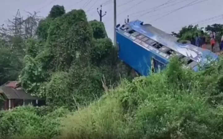 மேட்டூர் அணை அருகே காவிரி ஆற்றில் கவிழ்ந்த பேருந்து! ஐயப்ப பக்தர்களுக்கு நேர்ந்த சோகம்