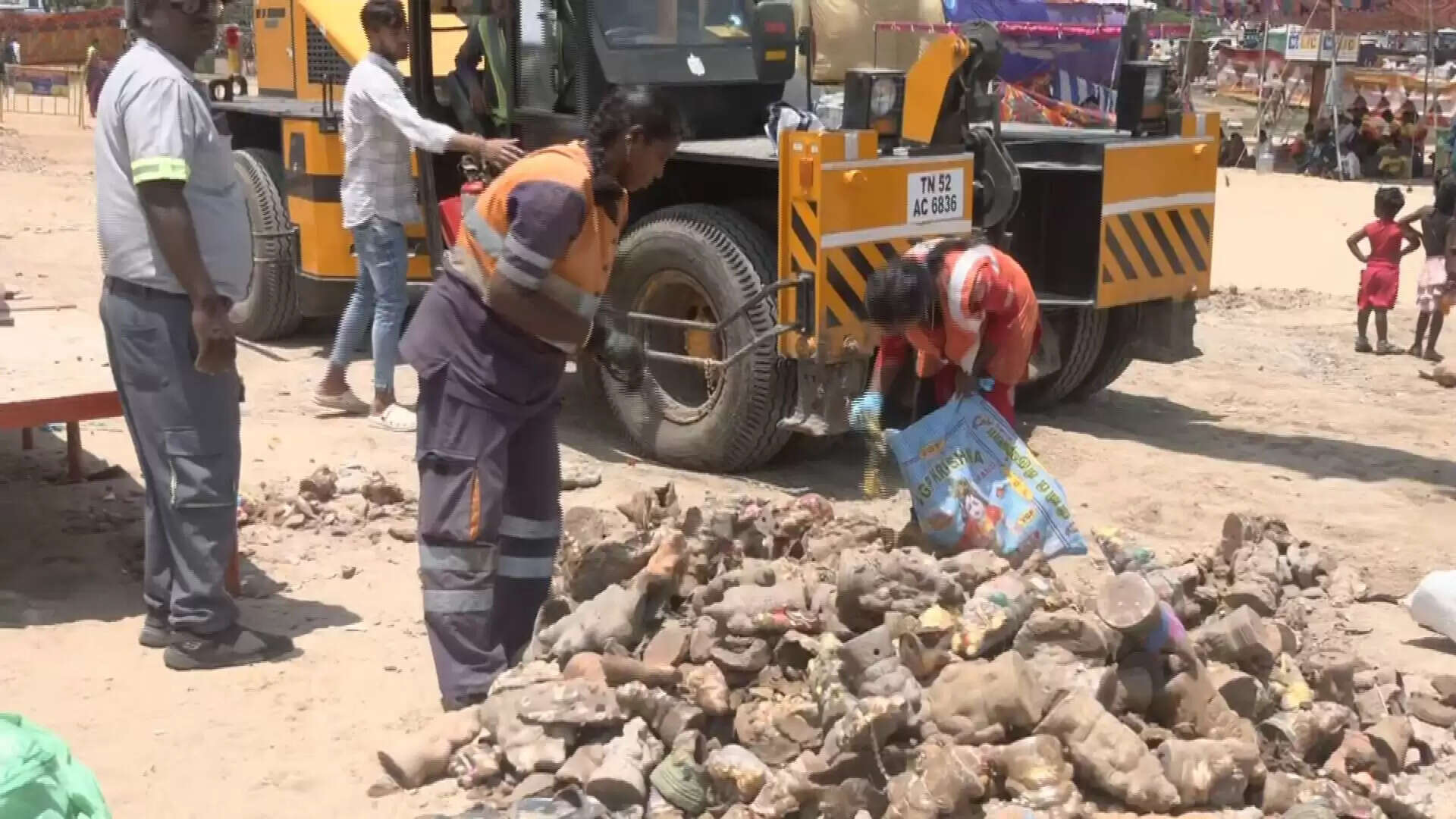 சென்னை பட்டினப்பாக்கம் கடற்கரையில் க்ரேன் மூலம் விநாயகர் சிலைகள் கரைப்பு..