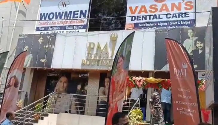 Daylight armed robbery at Karimnagar jewellery store&nbsp;employees injured