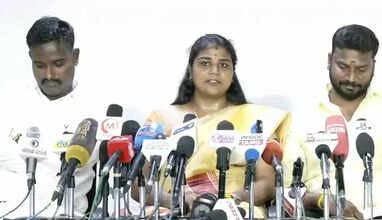 &ldquo;அன்புமணியும் ராமதாஸும் வெளியே நாடகம்போடுகின்றனர்... வீட்டுக்குள்ளே கேக் வெட்டி கொண்டாட்டம்&rdquo;- காடுவெட்டு குரு மகள் குற்றச்சாட்டு