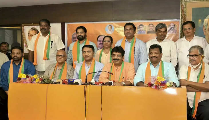 முதல்வர் பிரமோத் சாவந்த்துடன் பா.ஜ.க.வில் இணைந்த காங்கிரஸ் எம்.எல்.ஏ.க்கள்