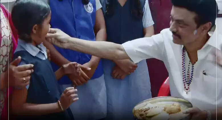 நரிக்குறவர் இன மக்கள் வீட்டில் காலை உணவருந்திய முதல்வர் ஸ்டாலின்..