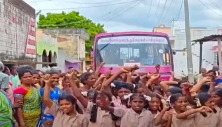 ஆசிரியர் பணியிட மாற்றம் - மாணவர்கள் பாச போராட்டம்