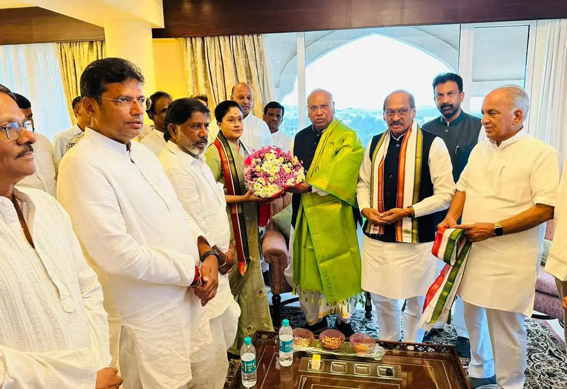 Vijayashanthi Joins Congress
