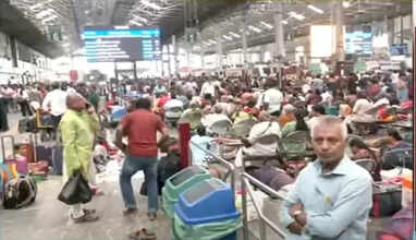 சென்னை செண்ட்ரலில் காத்துக்கிடக்கும் பயணிகள்