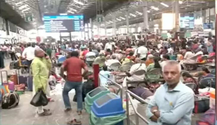 சென்னை செண்ட்ரலில் காத்துக்கிடக்கும் பயணிகள்