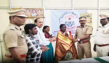 குப்பையில் கிடந்த நகையை போலீசில் ஒப்படைத்த தூய்மைப்பணியாளர்