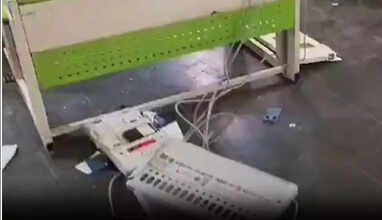 வாக்களிக்க சென்ற இடத்தில் ஓட்டு மெஷினை உடைத்து நொறுக்கிய நபர்!