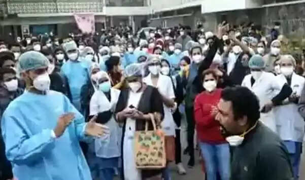 சங்கத் தலைவர் சஸ்பெண்ட்.. எய்ம்ஸ் செவிலியர்கள் காலவரையற்ற வேலைநிறுத்தம்..