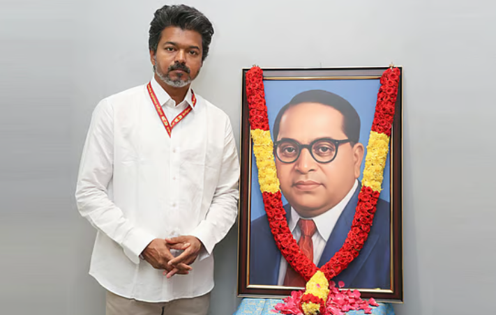 அம்பேத்கர் சிலைக்கு மரியாதை செலுத்திய விஜய்: 