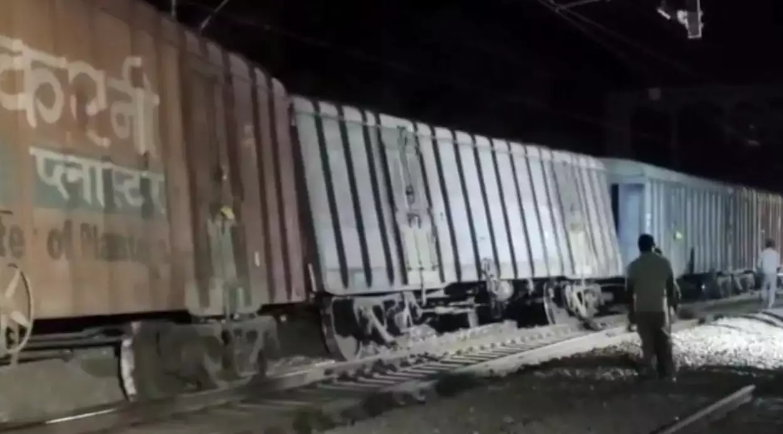 அயோத்தி அருகே சரக்கு ரயில் தடம் புரண்டு விபத்து..!