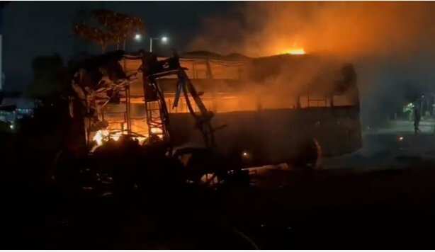 லாரி - பேருந்து மோதி விபத்து : 12 பேர் பரிதாப பலி..