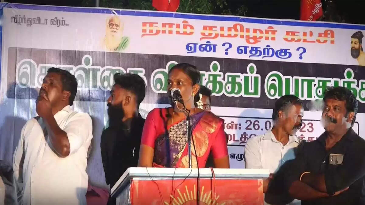 மேடை நோக்கி திமுக மதுபாட்டில்கள் வீச்சு! சுற்றி நின்று காளியம்மாளை காத்த நாதக நிர்வாகிகள்