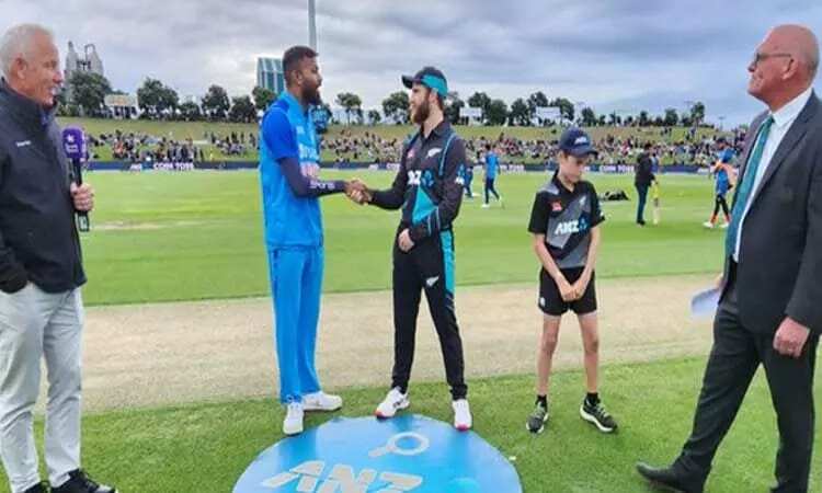 இந்தியாவுக்கு எதிரான 2வது டி20 போட்டி - டாஸ் வென்று நியூசிலாந்து பந்துவீச்சு