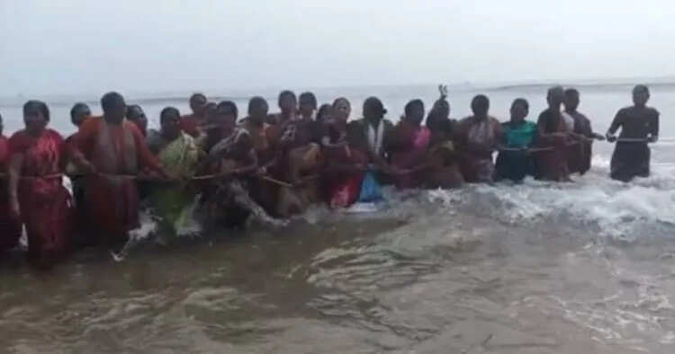 கடலில் இறங்கி போராட்டம் நடத்திய துாய்மை பணியாளர்கள் 83 பேர் மீது வழக்குப்பதிவு!