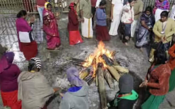 இன்று போகி பண்டிகை : வீட்டில் செல்வம் சேர இப்படி கொண்டாடி பாருங்க..!