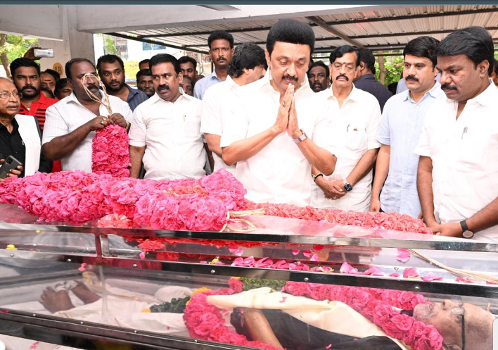 ஊடகவியலாளர் மு.குணசேகரனின் தந்தை மறைவு - முதல்வர் ஸ்டாலின் நேரில் அஞ்சலி