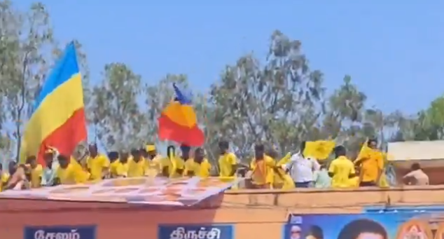 திமுகவின் பேனரை கிழித்து தூக்கி எறிந்த பாமக தொண்டர்கள்! கிருஷ்ணகிரியில் வன்முறை வெறியாட்டம்