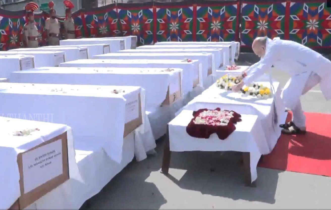 பயங்கரவாத தாக்குதலில் உயிரிழந்தவர்களின் உடல்களுக்கு அமித்ஷா அஞ்சலி