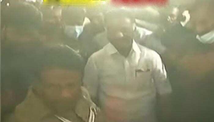 ஓபிஎஸ் மீது தண்ணீர் பாட்டில்கள் வீச்சு - அதிமுக பொதுக்குழுவில் களேபரம்