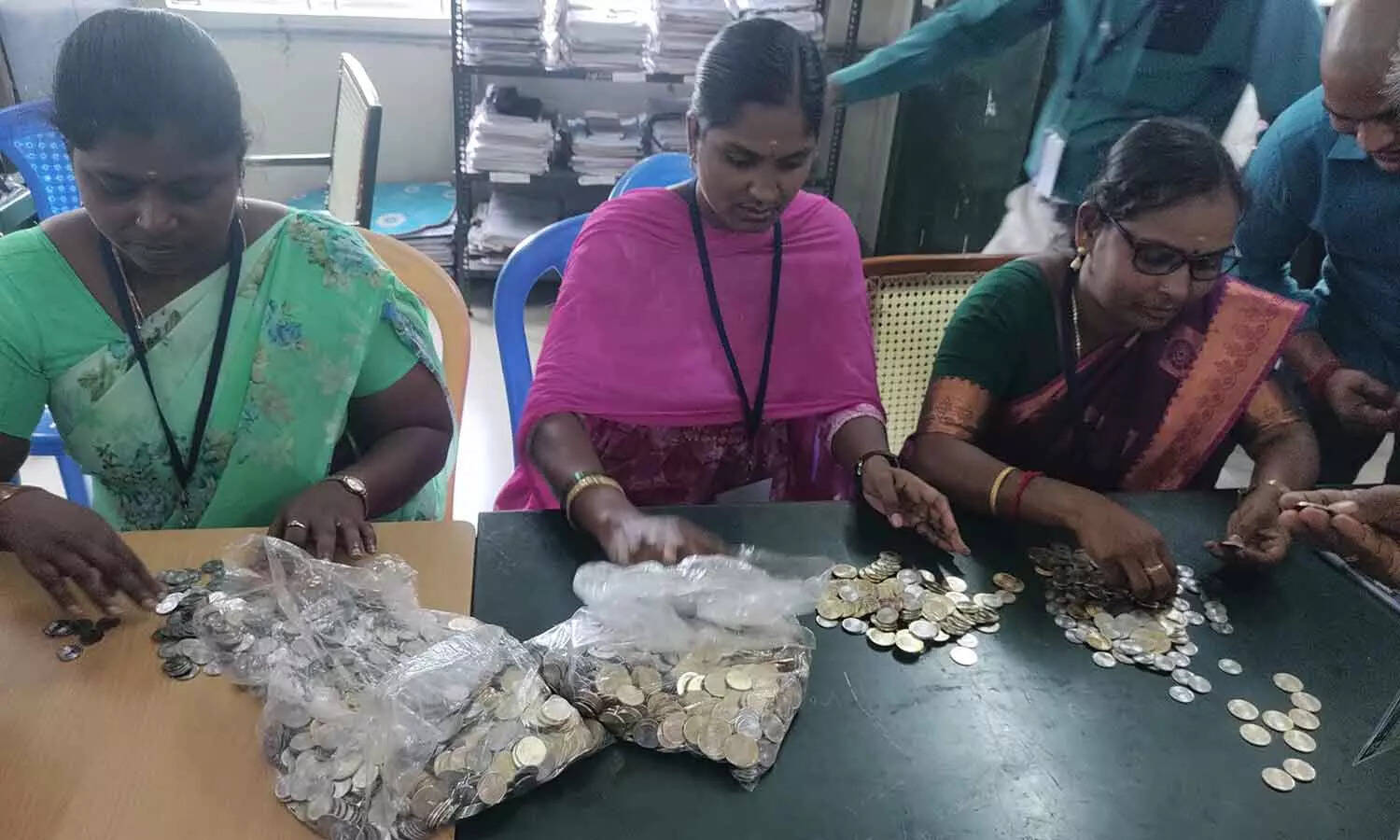 ஆபீஸரே மிரண்டு போயிட்டாரு! - 10,000 ரூபாயையும் சில்லறையாகக் மேஜையில் கொட்டிய வேட்பாளர்..!