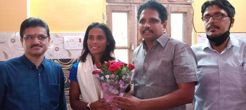 300 பன்னாட்டு ஹாக்கி போட்டிகளில் விளையாடிய முதல் வீராங்கனை - மதுரை எம்.பி., வாழ்த்து!!