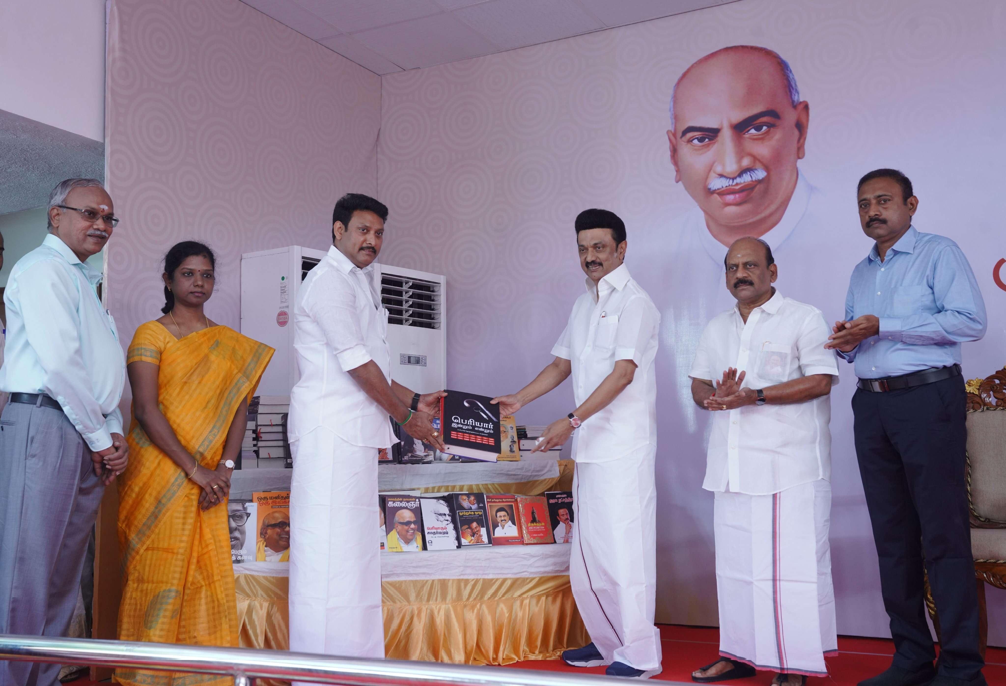 7,740 புத்தகங்களை பொது நூலகங்களுக்கு வழங்கினார் முதல்வர் ஸ்டாலின்