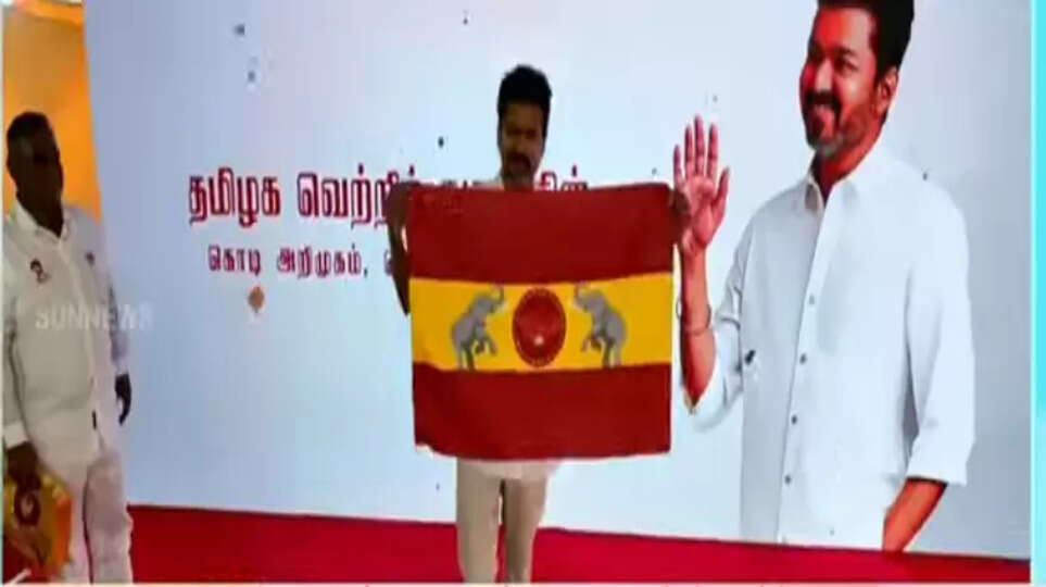   ‘பிறப்பொக்கும் எல்லா உயிர்க்கும்’ சமூக நீதி பாதையில் பயணம்..  - விஜய் கூற உறுதிமொழியேற்ற தவெக நிர்வாகிகள்.. 