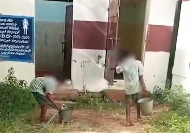 கழிவறையை சுத்தம் செய்யும் அரசு பள்ளி மாணவர்கள்! வீடியோ வைரல்